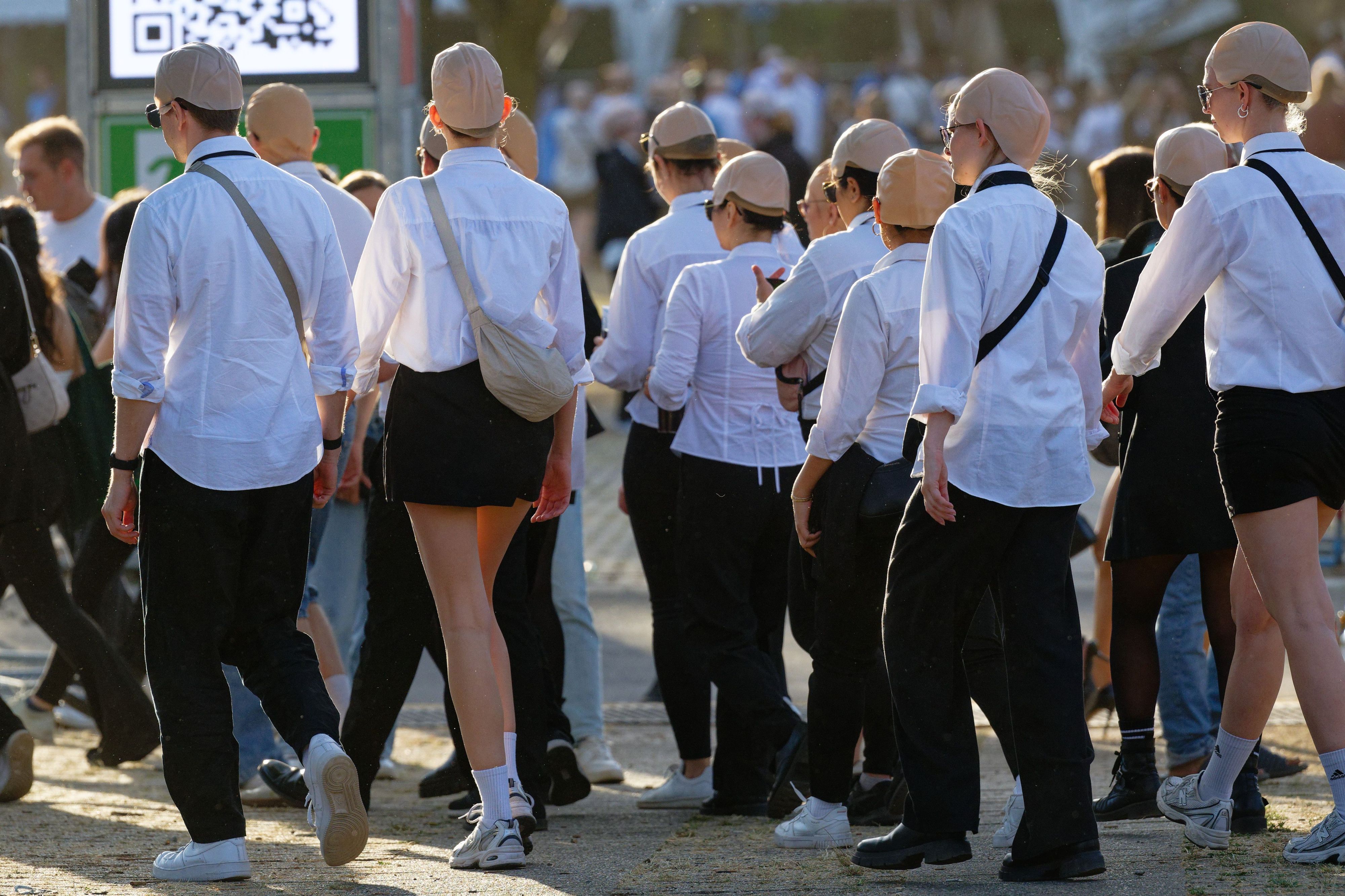 Fans tragen bei einem Konzert des Musikers Pitbull in Düsseldorf Glatzenkappen.