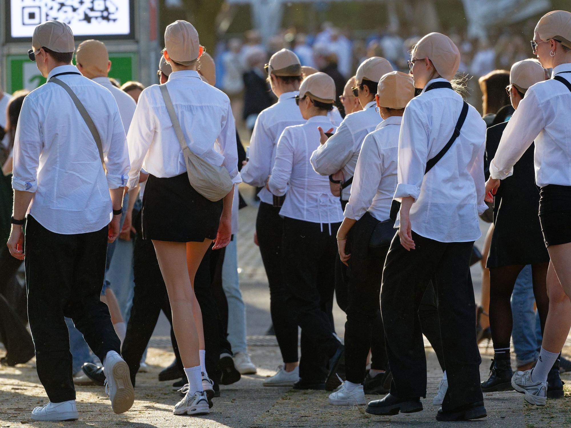 Fans tragen bei einem Konzert des Musikers Pitbull in Düsseldorf Glatzenkappen.