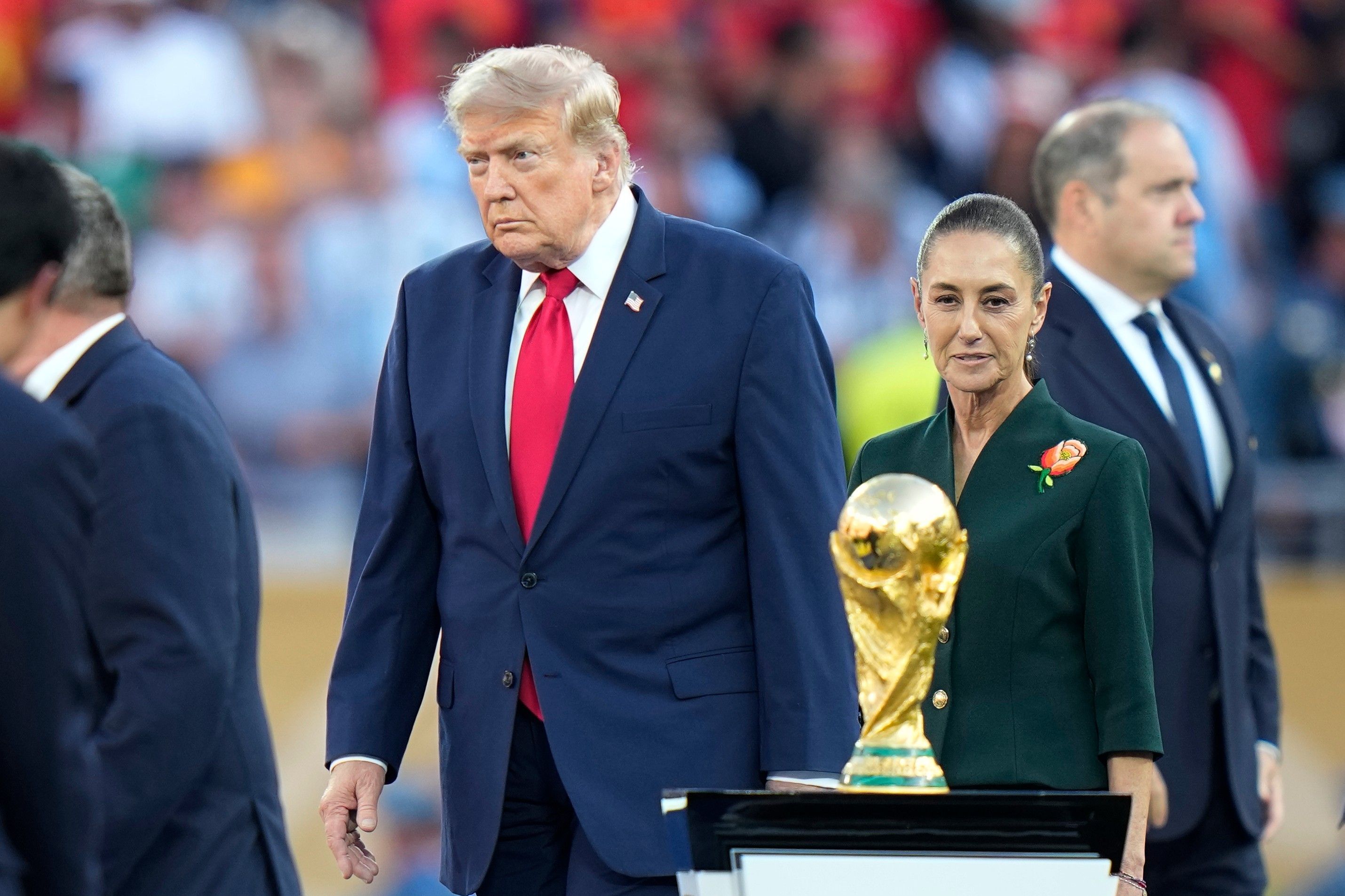 Donald Trump und Claudia Sheinbaum nebeneinander beim Finale der WM 2026.
