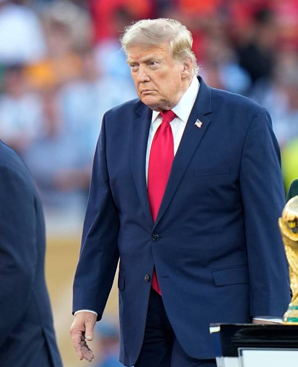 Donald Trump und Claudia Sheinbaum nebeneinander beim Finale der WM 2026.