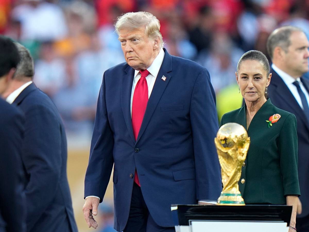 Donald Trump und Claudia Sheinbaum nebeneinander beim Finale der WM 2026.