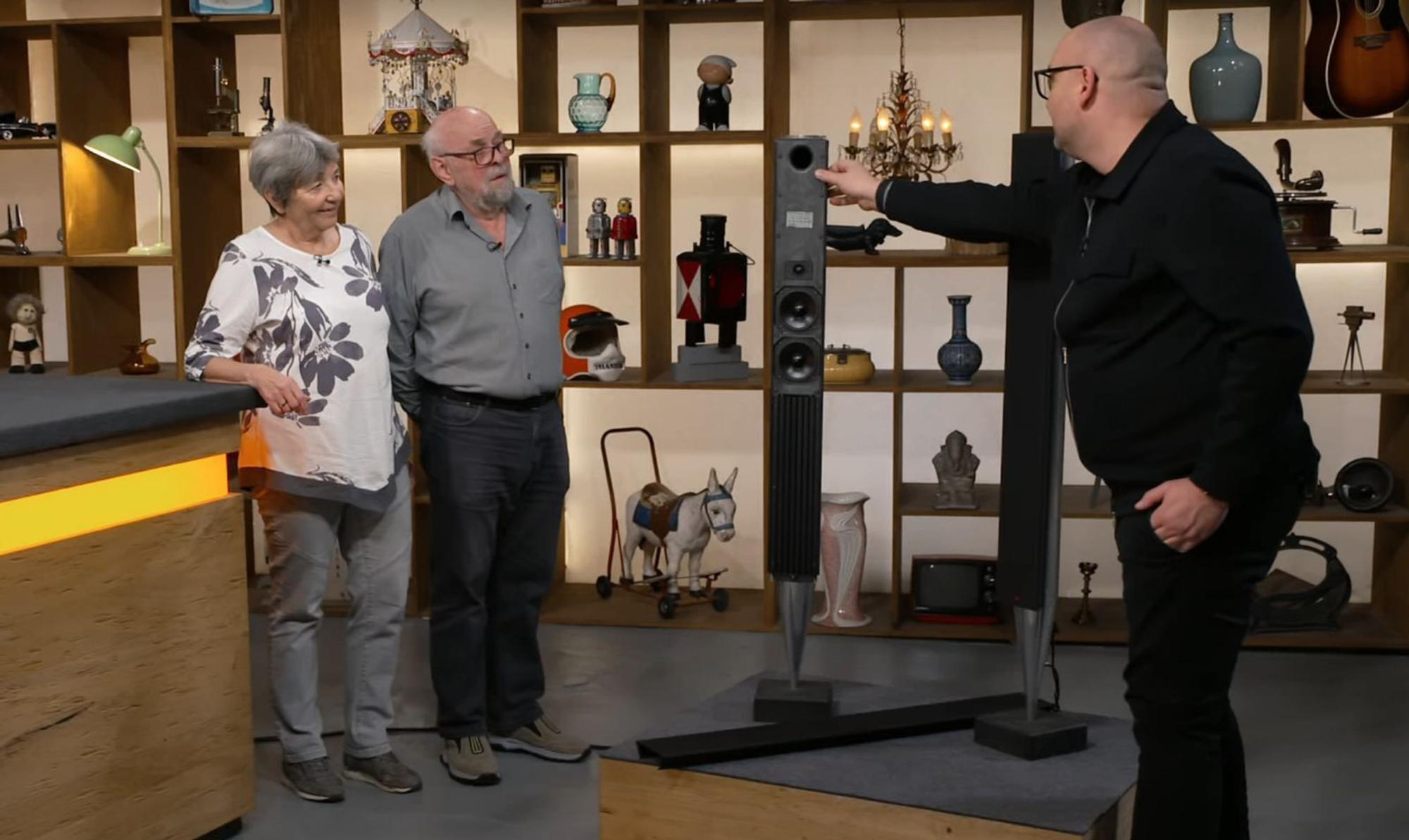 Michael Petry brachte ein paar Säulenstandlautsprecher der Nobelmarke Bang & Olufsen in die ZDF-Show mit. (Bild: ZDF)