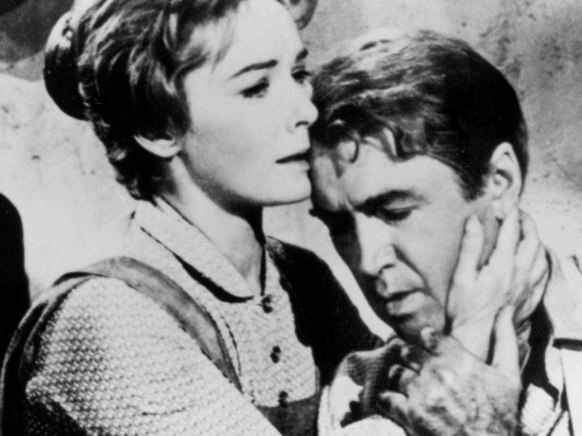 Hallie (Vera Miles) kümmert sich rührend um den Neuankömmling Ransom Stoddard (James Stewart), der vom gefürchteten Outlaw Liberty Valance misshandelt wurde. (Bild: Paramount Pictures Corporation / All rights reserved)