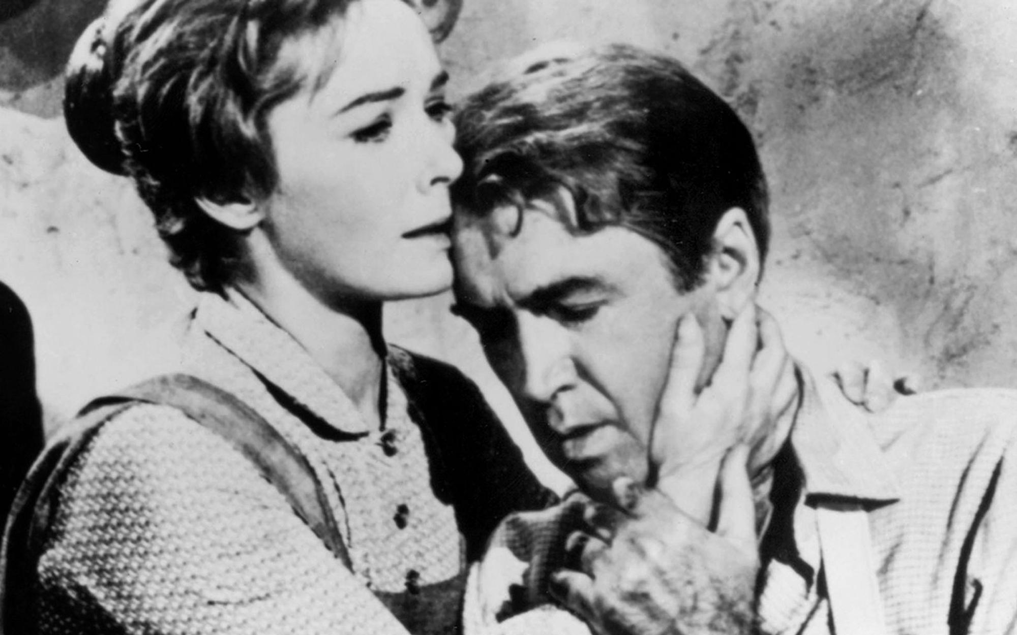 Hallie (Vera Miles) kümmert sich rührend um den Neuankömmling Ransom Stoddard (James Stewart), der vom gefürchteten Outlaw Liberty Valance misshandelt wurde. (Bild: Paramount Pictures Corporation / All rights reserved)