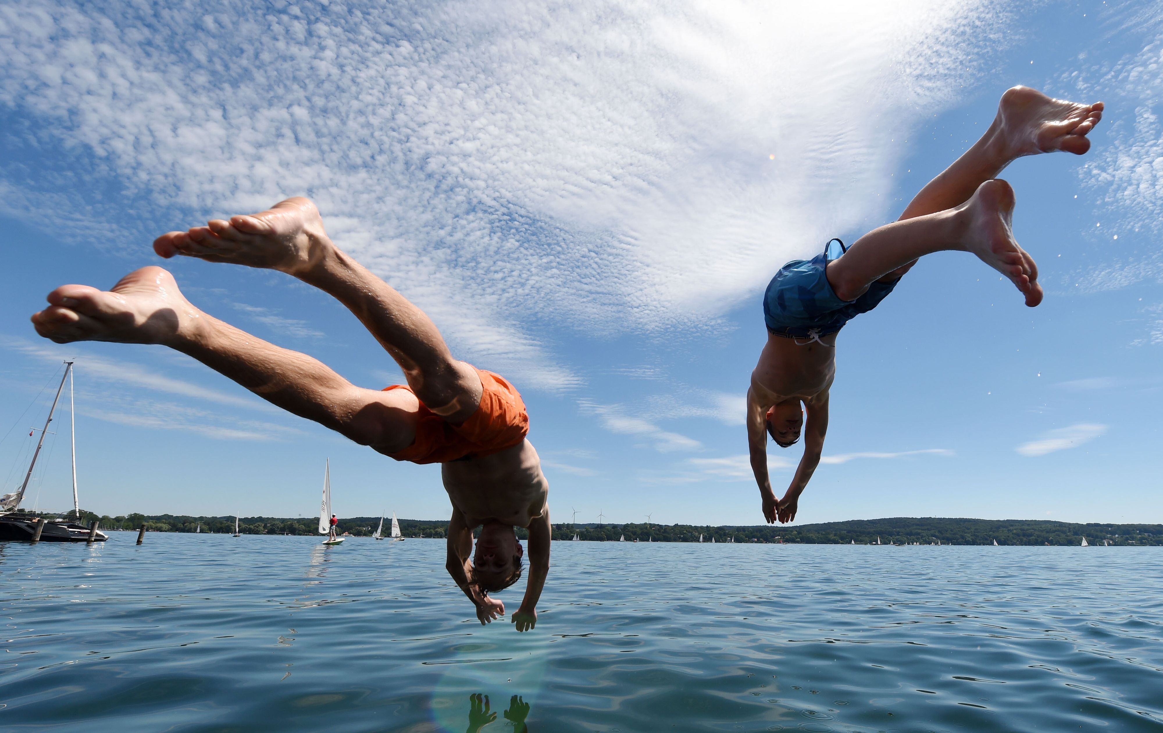 Einen Kopfsprung ins Wasser sollte man nur wagen, wenn es erlaubt und das Wasser sicher tief genug ist.