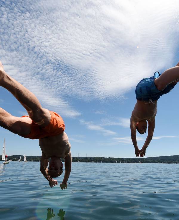 Einen Kopfsprung ins Wasser sollte man nur wagen, wenn es erlaubt und das Wasser sicher tief genug ist.