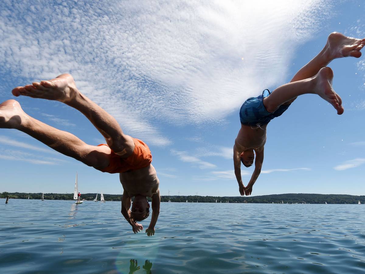 Einen Kopfsprung ins Wasser sollte man nur wagen, wenn es erlaubt und das Wasser sicher tief genug ist.
