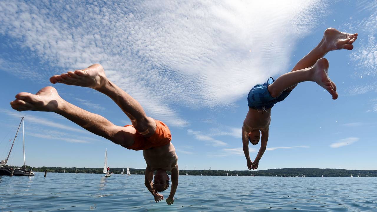 Einen Kopfsprung ins Wasser sollte man nur wagen, wenn es erlaubt und das Wasser sicher tief genug ist.