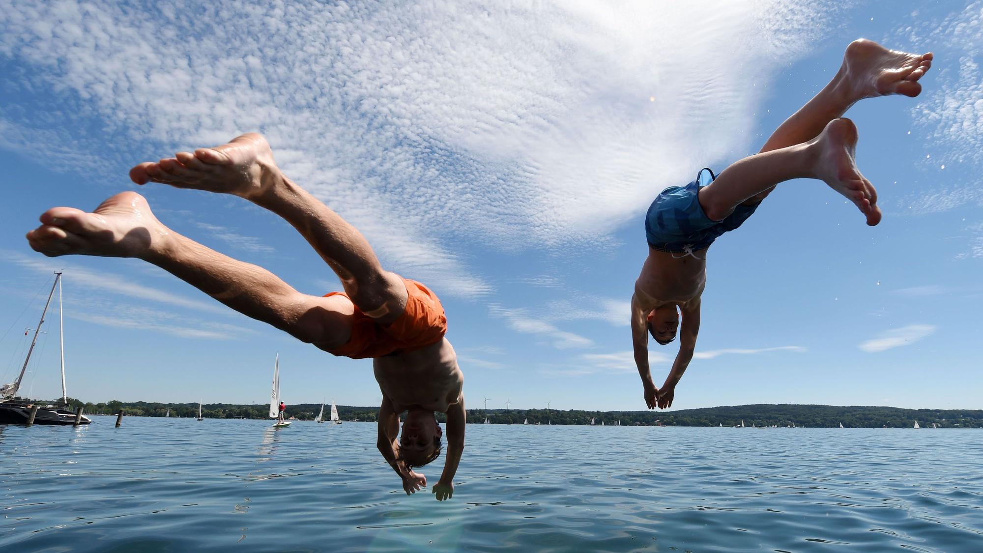 Einen Kopfsprung ins Wasser sollte man nur wagen, wenn es erlaubt und das Wasser sicher tief genug ist.