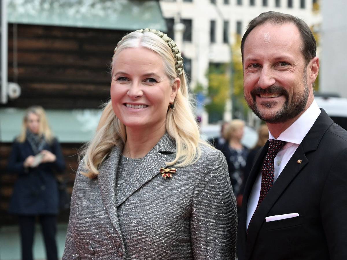 Die norwegische Kronprinzessin Mette-Marit und Kronprinz Haakon posieren.