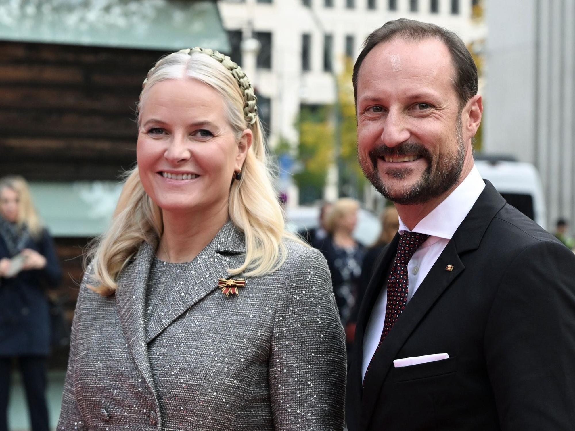 Die norwegische Kronprinzessin Mette-Marit und Kronprinz Haakon posieren.