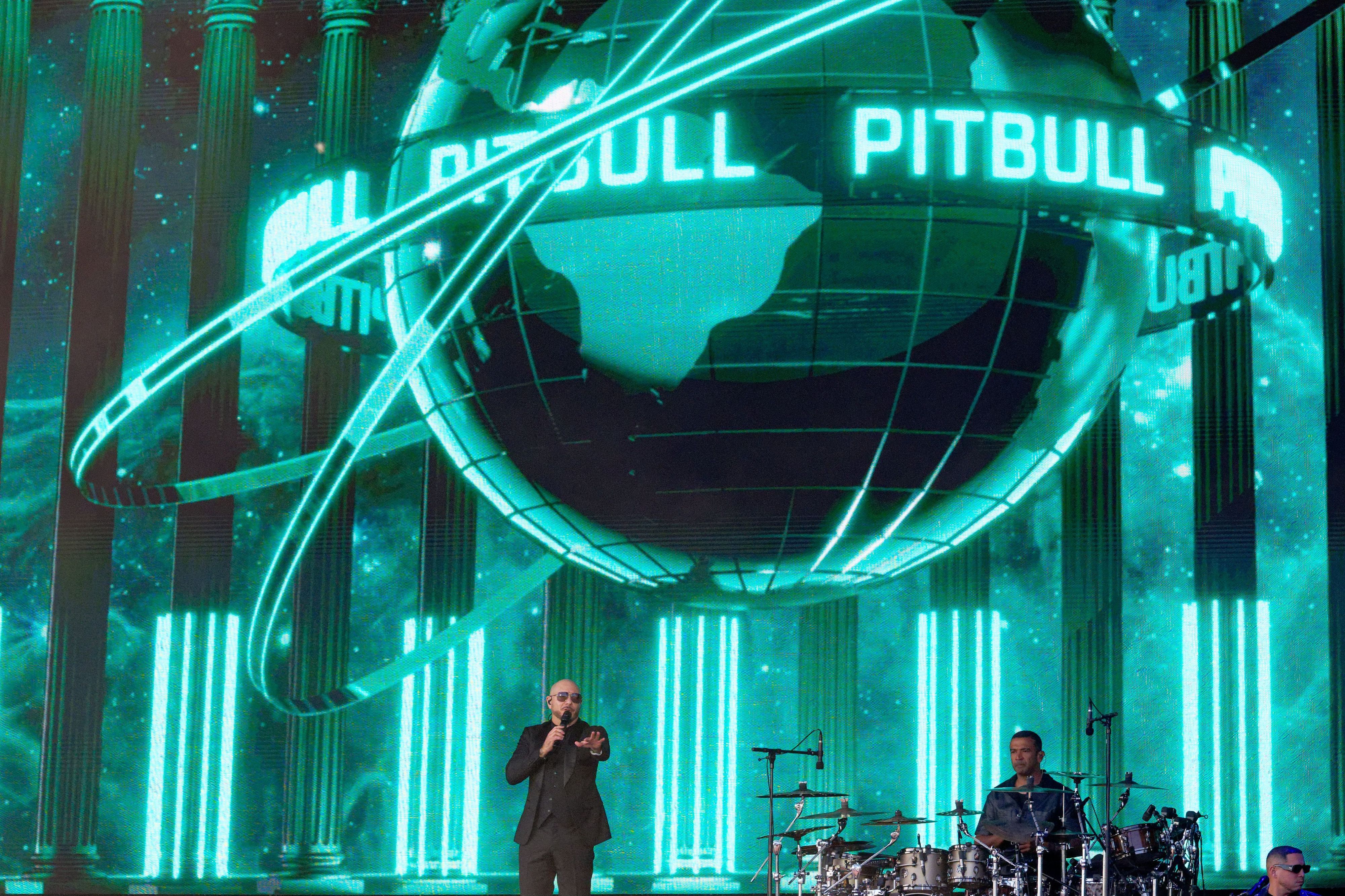 Der Musiker Pitbull steht im Open-Air-Park in Düsseldorf auf der Bühne.