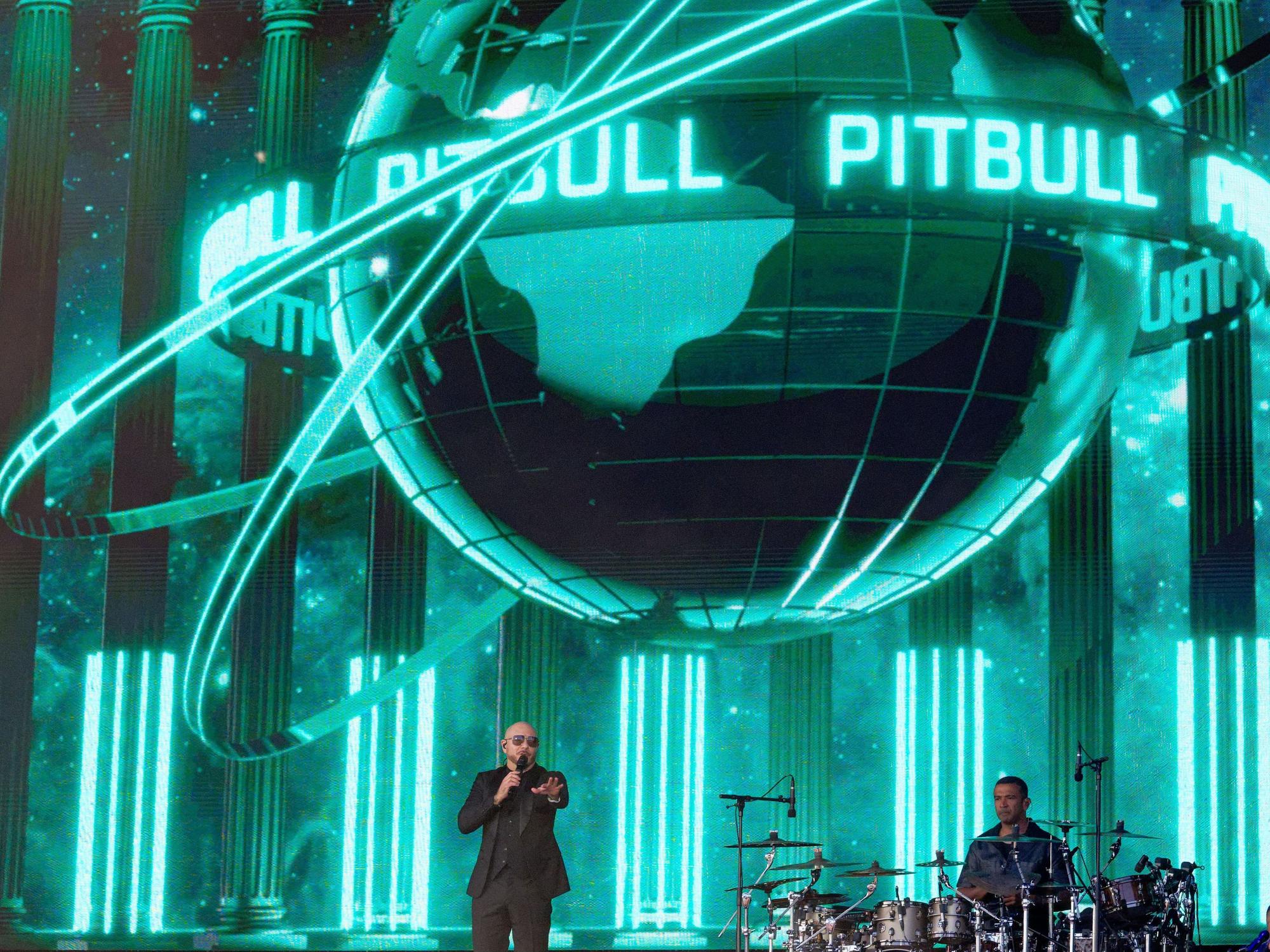 Der Musiker Pitbull steht im Open-Air-Park in Düsseldorf auf der Bühne.