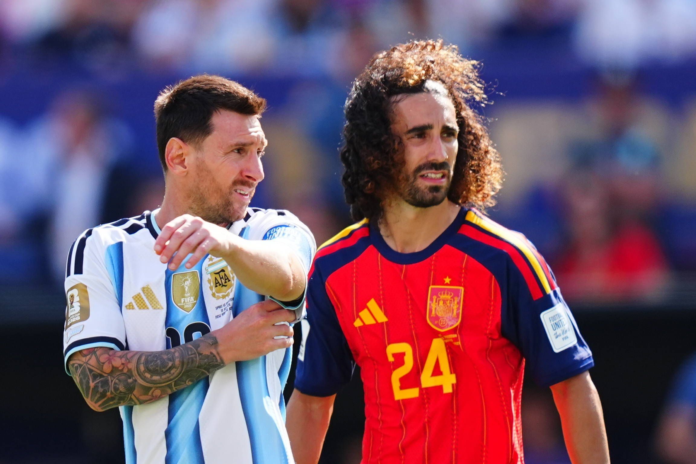 Der argentinische Superstar Messi versucht, Cucurella per Hand-vor-den-Mund-Geste vom Platz zu bekommen.