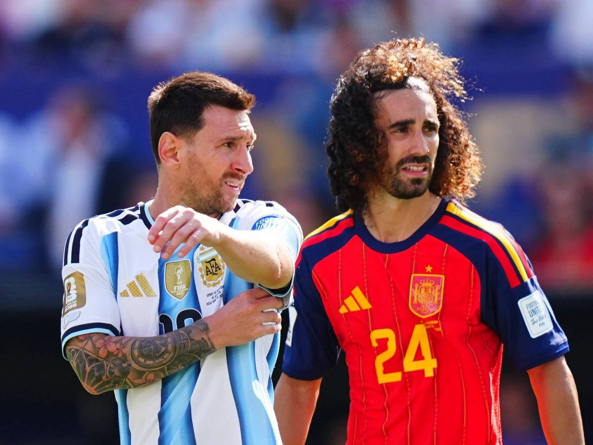 Der argentinische Superstar Messi versucht, Cucurella per Hand-vor-den-Mund-Geste vom Platz zu bekommen.