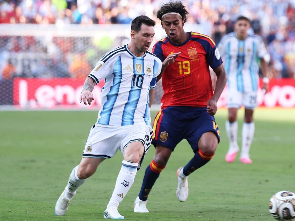 Der argentinische Starspieler Lionel Messi (links) liefert sich einen Zweikampf mit Spaniens Lamine Yamal. Die Übertragung des Finalspiels der Fußball-WM lieferte dem ZDF Top-Quoten. (Bild: 2026 Getty Images/Carl Recine)