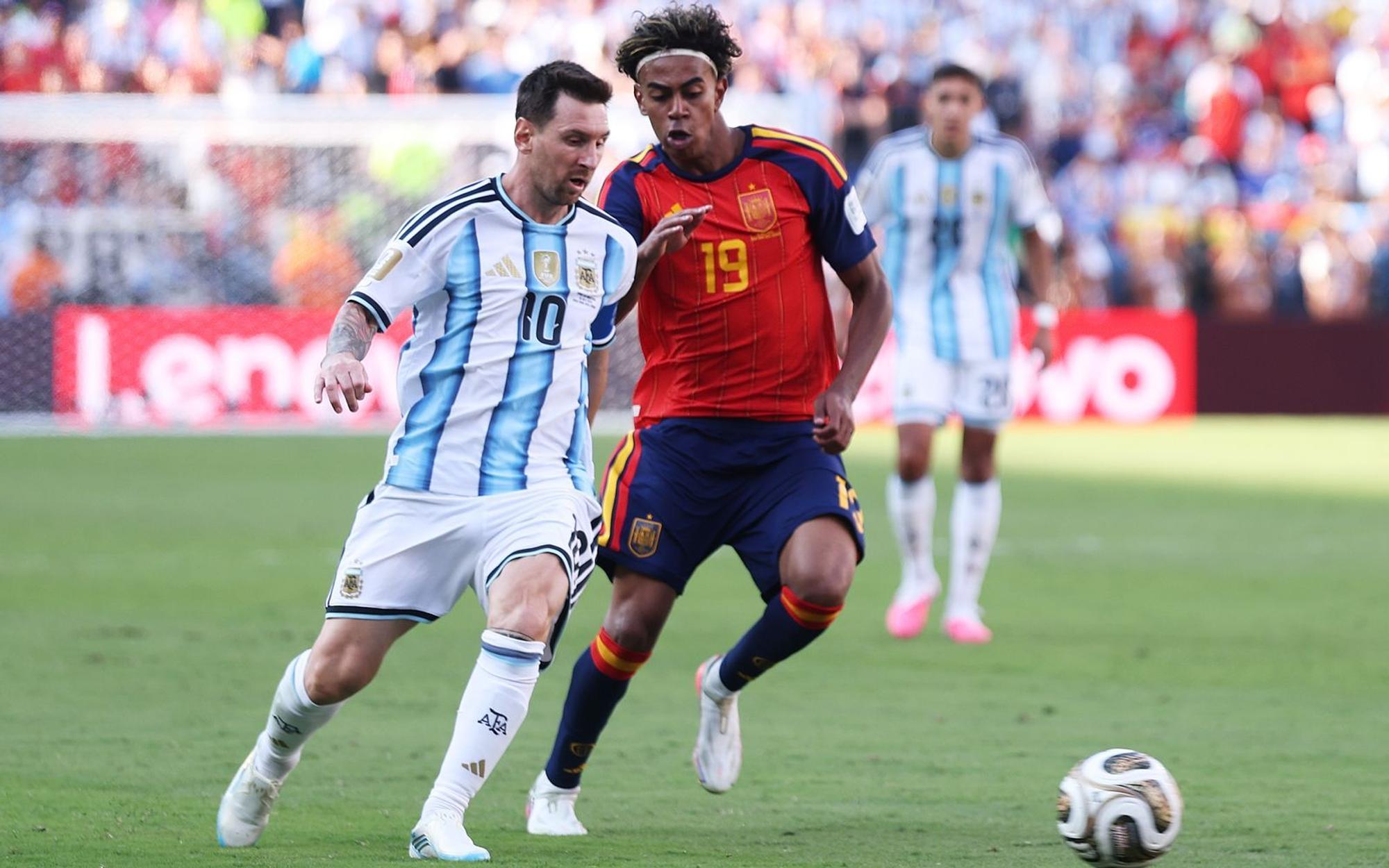 Der argentinische Starspieler Lionel Messi (links) liefert sich einen Zweikampf mit Spaniens Lamine Yamal. Die Übertragung des Finalspiels der Fußball-WM lieferte dem ZDF Top-Quoten. (Bild: 2026 Getty Images/Carl Recine)