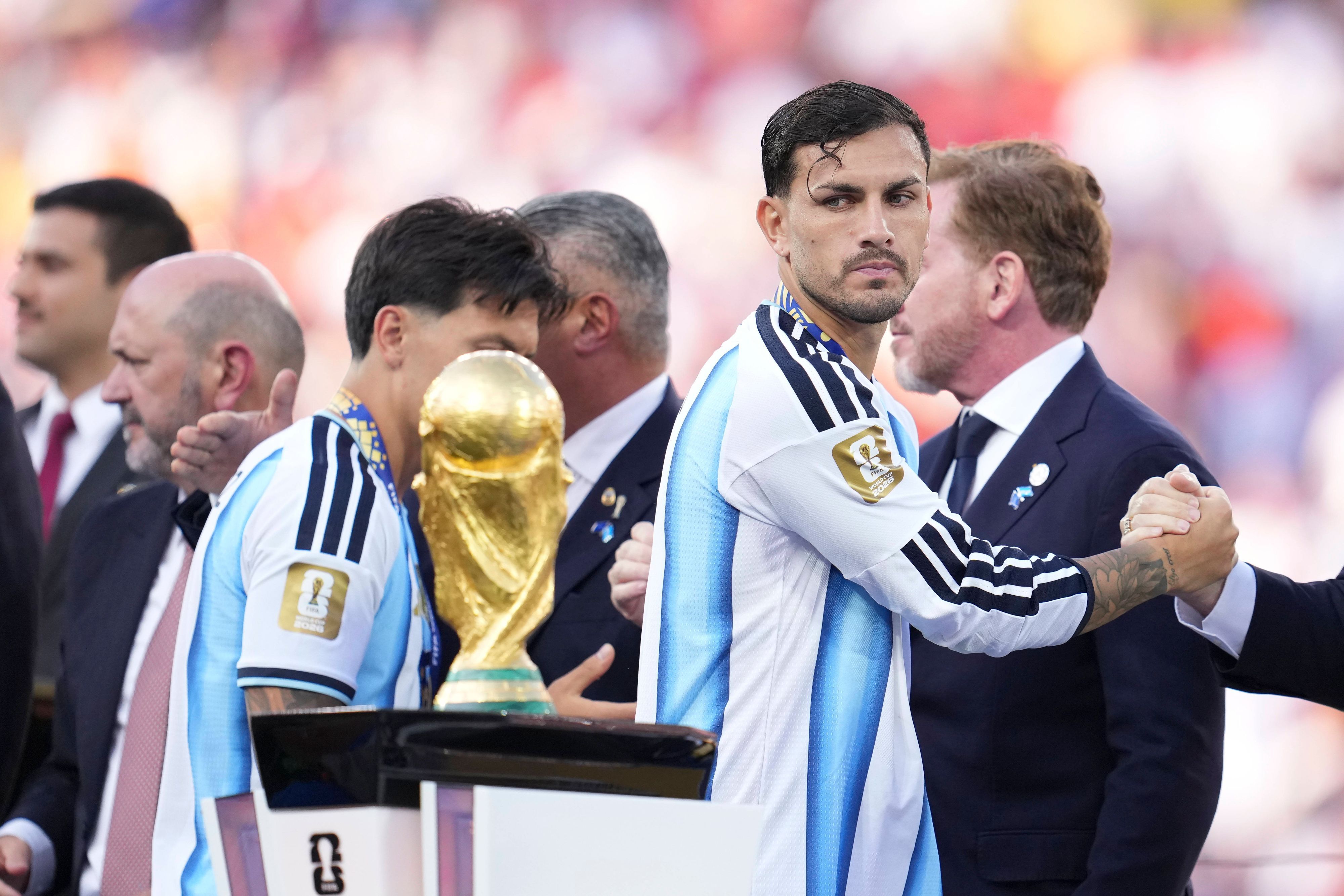 Leandro Paredes guckt beim Vorbeigehen auf den WM-Pokal.