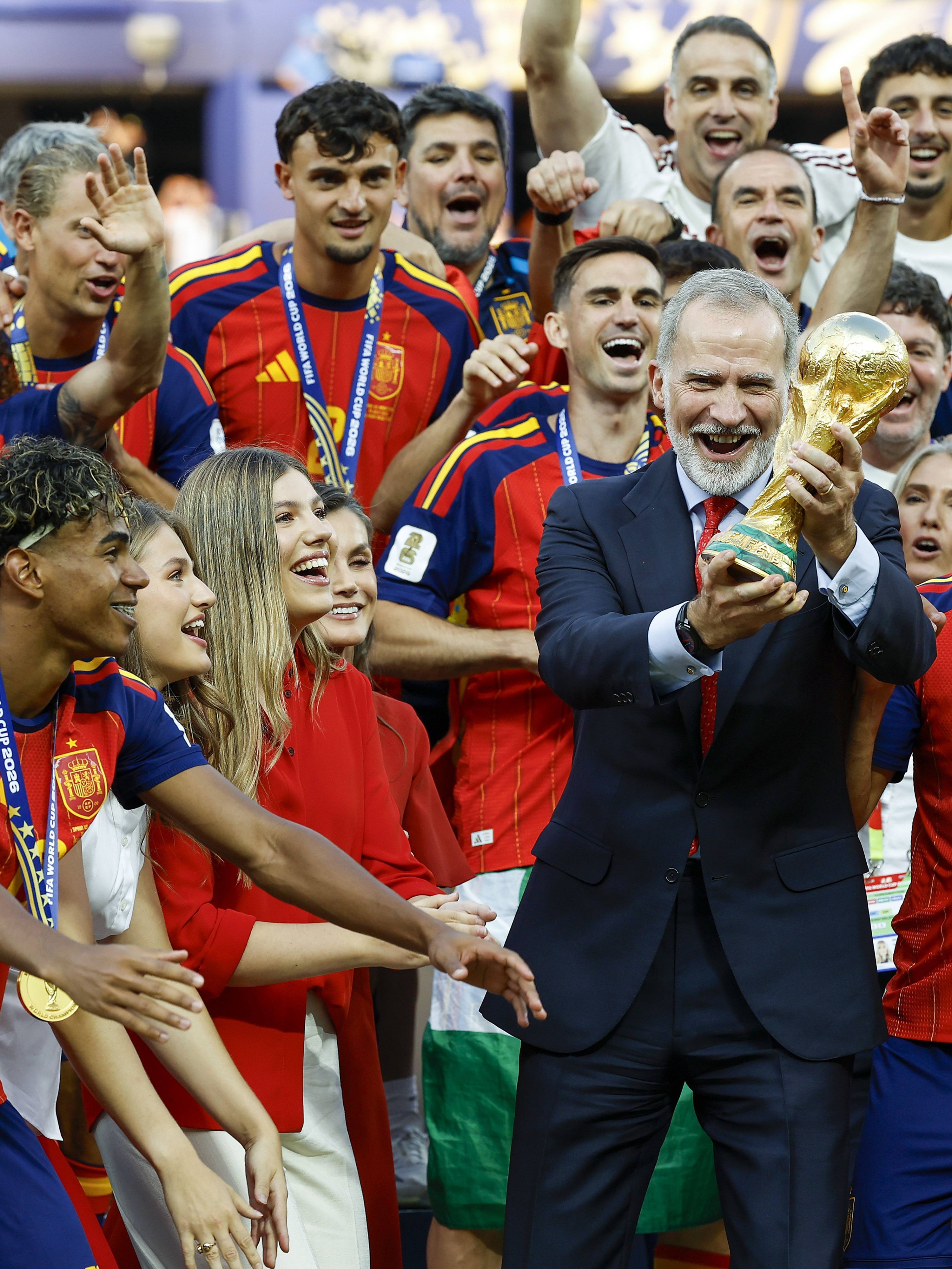 König Felipe VI., Königin Letizia sowie ihre Töchter Leonor und Sofía feiern gemeinsam mit Lamine Yamal, Rodri und der spanischen Nationalmannschaft den WM-Titel 2026.