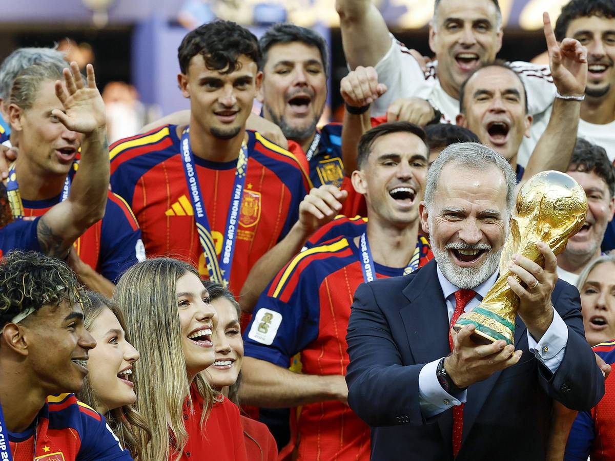 König Felipe VI., Königin Letizia sowie ihre Töchter Leonor und Sofía feiern gemeinsam mit Lamine Yamal, Rodri und der spanischen Nationalmannschaft den WM-Titel 2026.