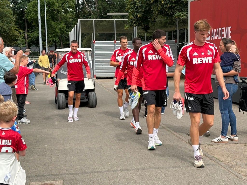 Begleitet von vielen Fans gehen die 1. FC Köln auf den Trainingsplatz.