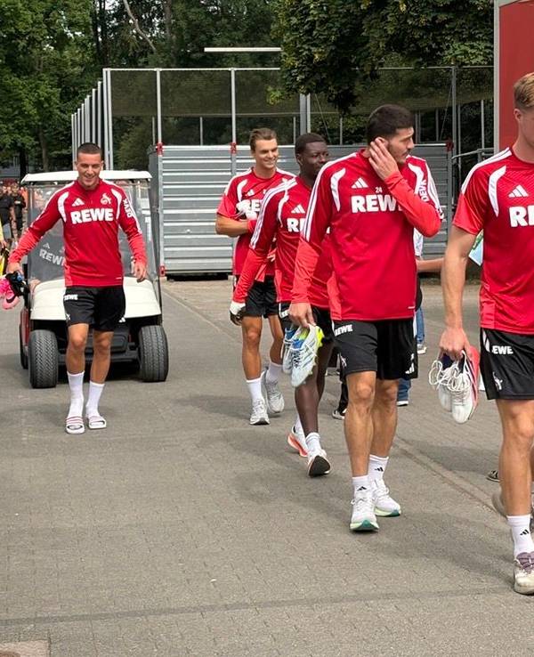 Begleitet von vielen Fans gehen die 1. FC Köln auf den Trainingsplatz.
