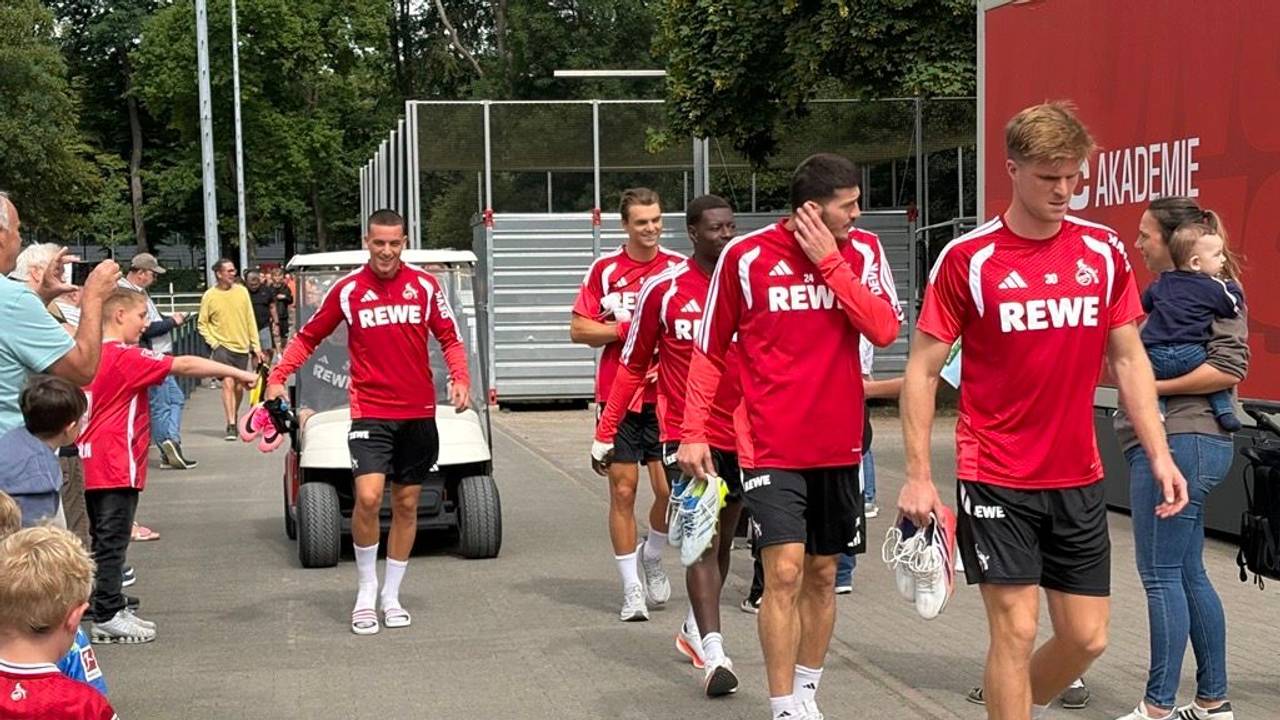 Begleitet von vielen Fans gehen die 1. FC Köln auf den Trainingsplatz.