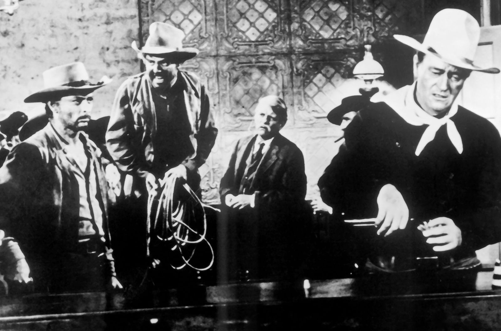 Tom Doniphon (John Wayne, rechts) ist weit und breit der einzige Mann, der es mit Liberty Valance und seinem Schergen Reese (Lee Van Cleef, links) aufnehmen kann.  (Bild: Paramount Pictures Corporation / All rights reserved)