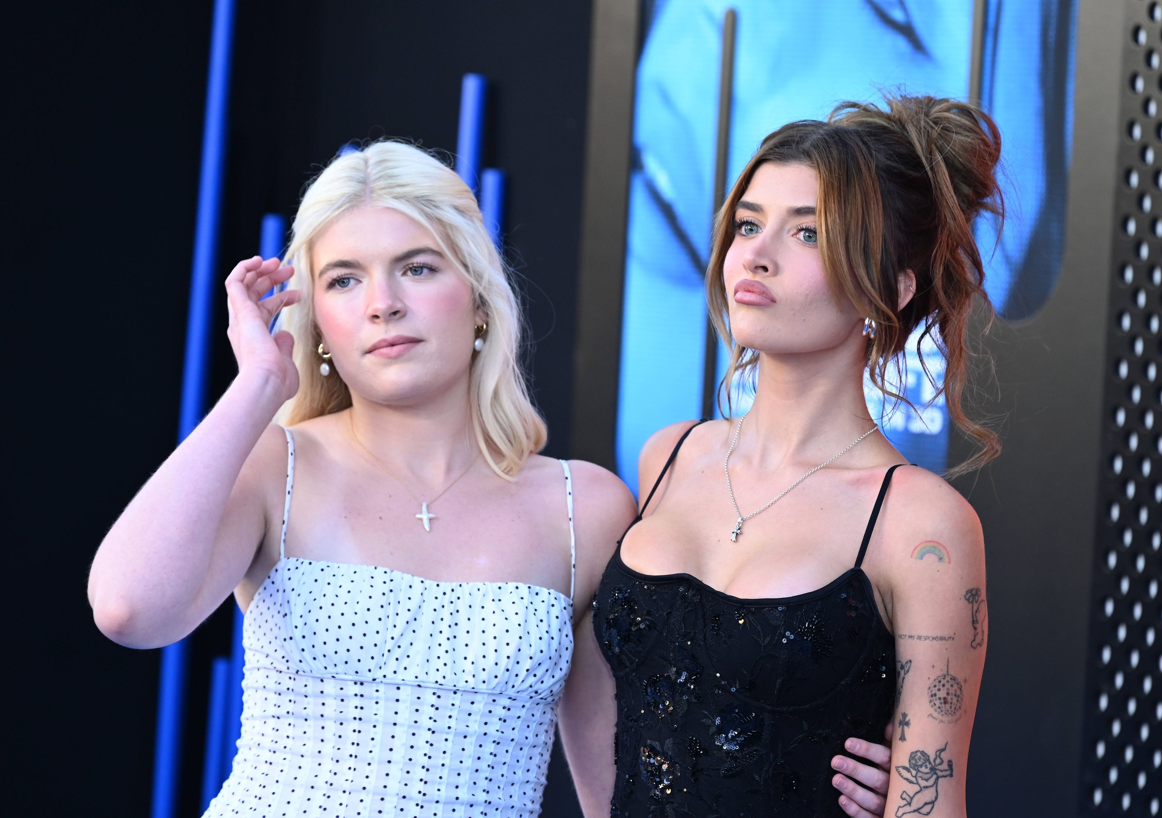 Sami Sheen mit ihrer Schwester Lola (l).
