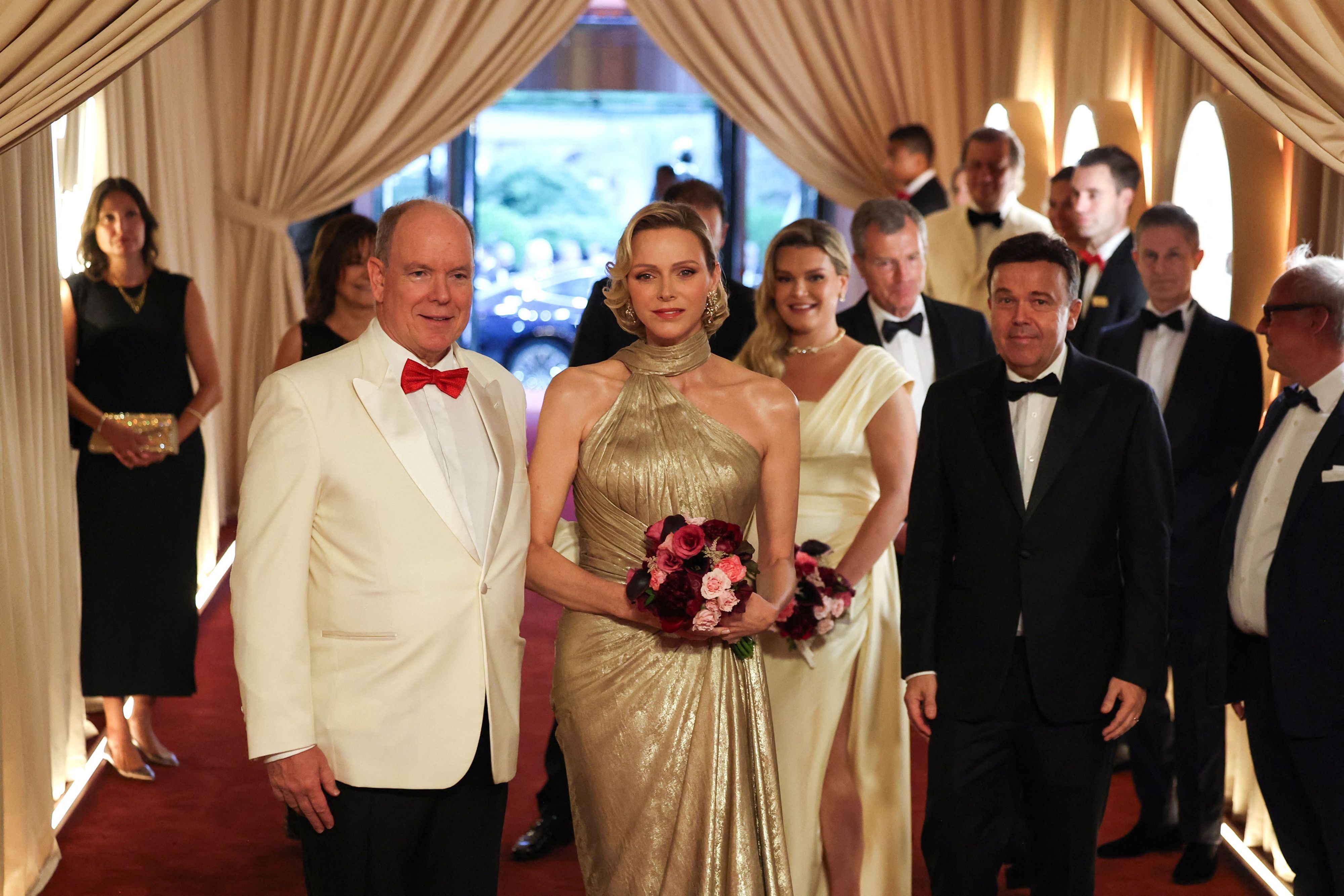 Fürst Albert II. von Monaco und Fürstin Charlène treffen zur 77. Rotkreuz-Gala („Bal de la Croix Rouge“) in Monaco ein.