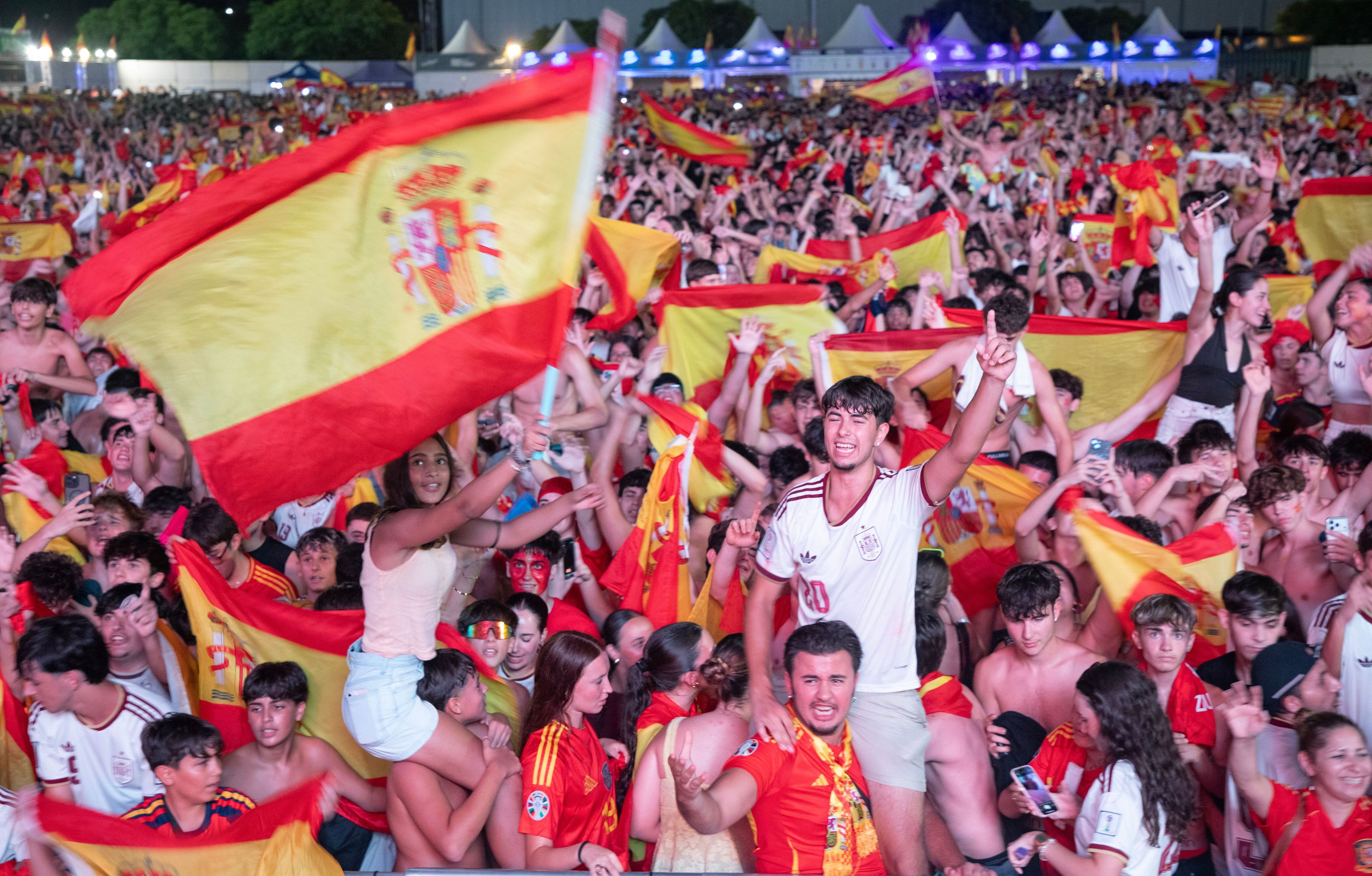 Spanische Fans feiern nach dem Sieg im Finale der Fußball-Weltmeisterschaft zwischen Spanien und Argentinien im Son-Fusteret-Park auf Mallorca.