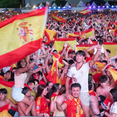 Spanische Fans feiern nach dem Sieg im Finale der Fußball-Weltmeisterschaft zwischen Spanien und Argentinien im Son-Fusteret-Park auf Mallorca.