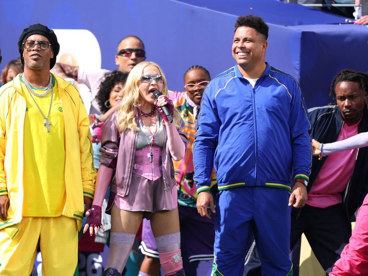 Ronaldinho (links) und Ronaldo fuhren Madonna bei der Halbzeitshow des WM-Finales ins Stadion. (Bild: 2026 Getty Images/Carl Recine)