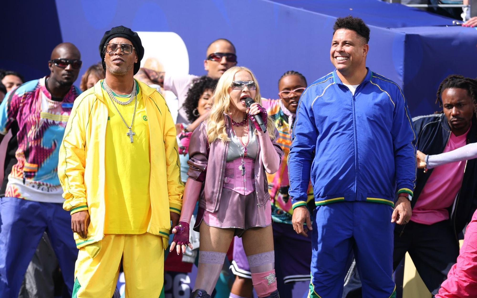 Ronaldinho (links) und Ronaldo fuhren Madonna bei der Halbzeitshow des WM-Finales ins Stadion. (Bild: 2026 Getty Images/Carl Recine)
