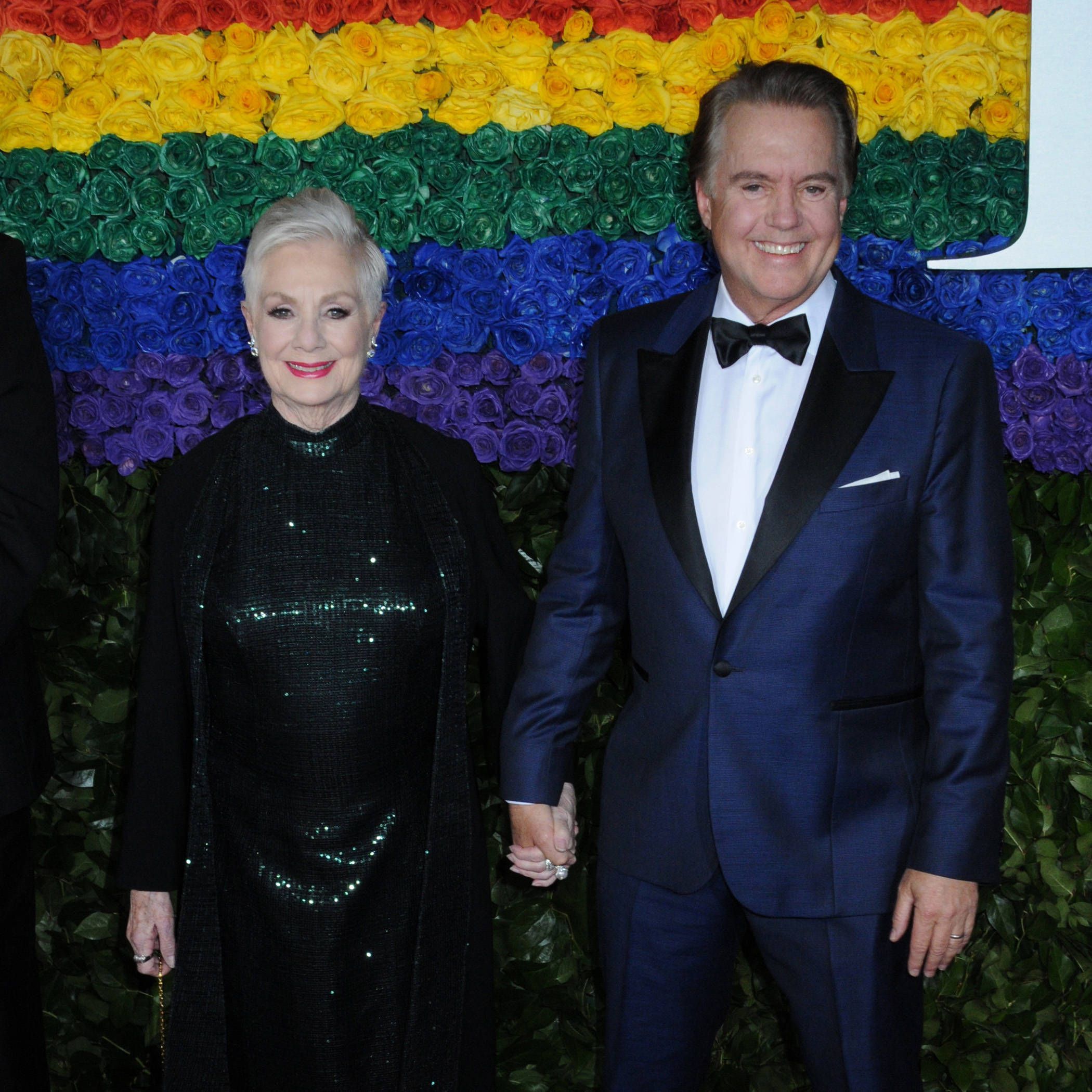 Shaun Cassidy und Shirley Jones halten sich an der Hand.