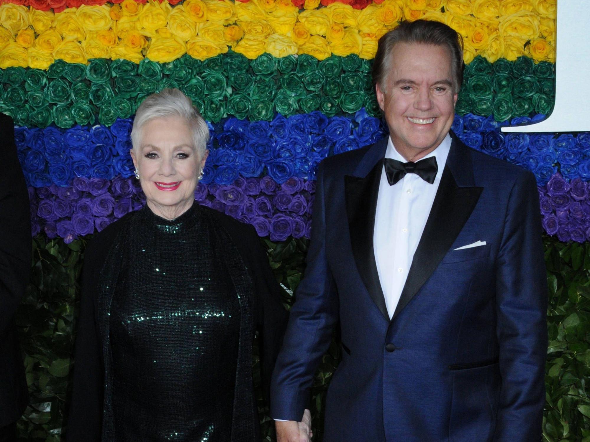 Shaun Cassidy und Shirley Jones halten sich an der Hand.