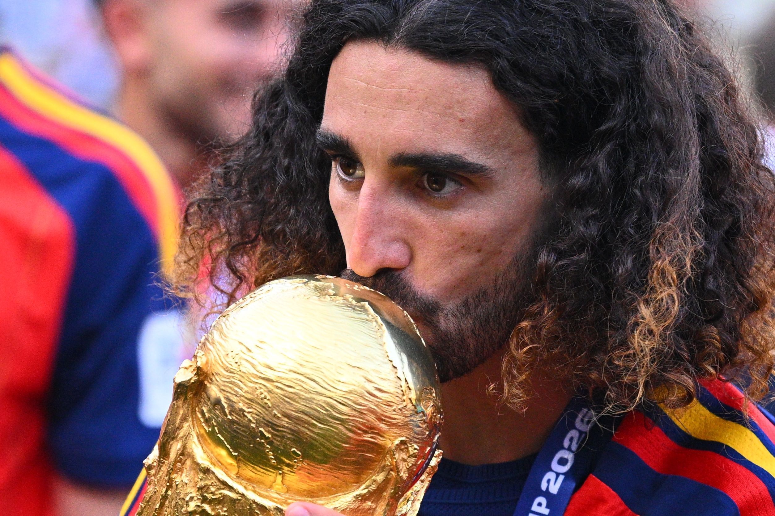 Marc Cucurella (Spanien) küsst den WM-Pokal.