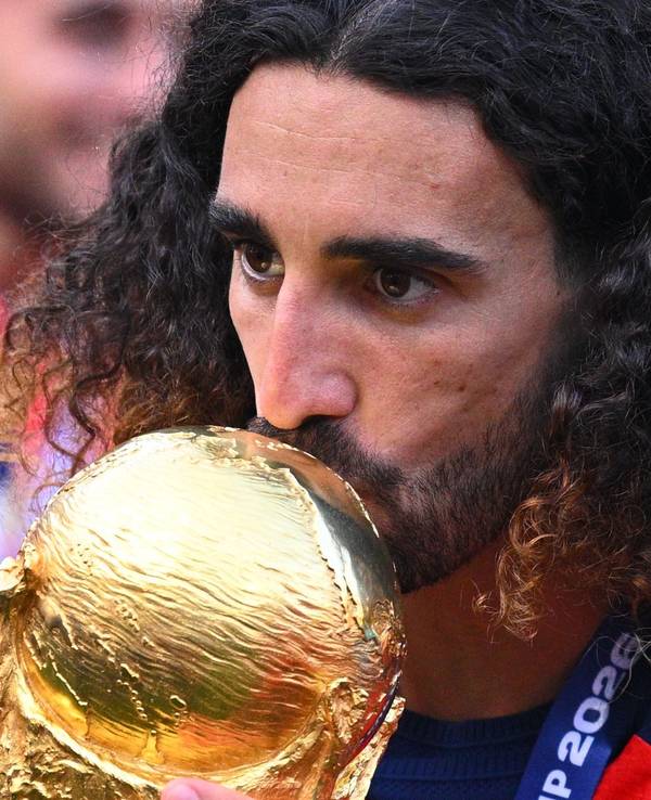 Marc Cucurella (Spanien) küsst den WM-Pokal.