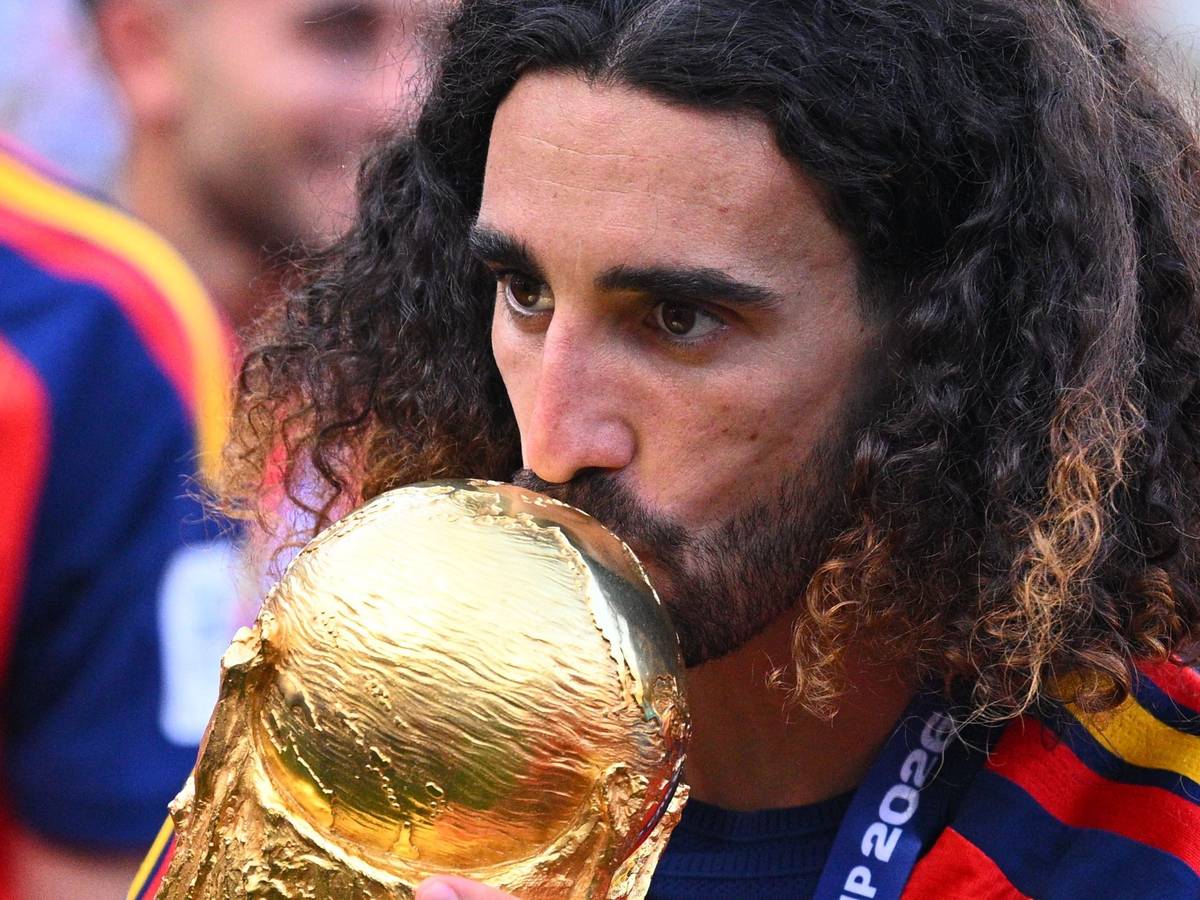 Marc Cucurella (Spanien) küsst den WM-Pokal.
