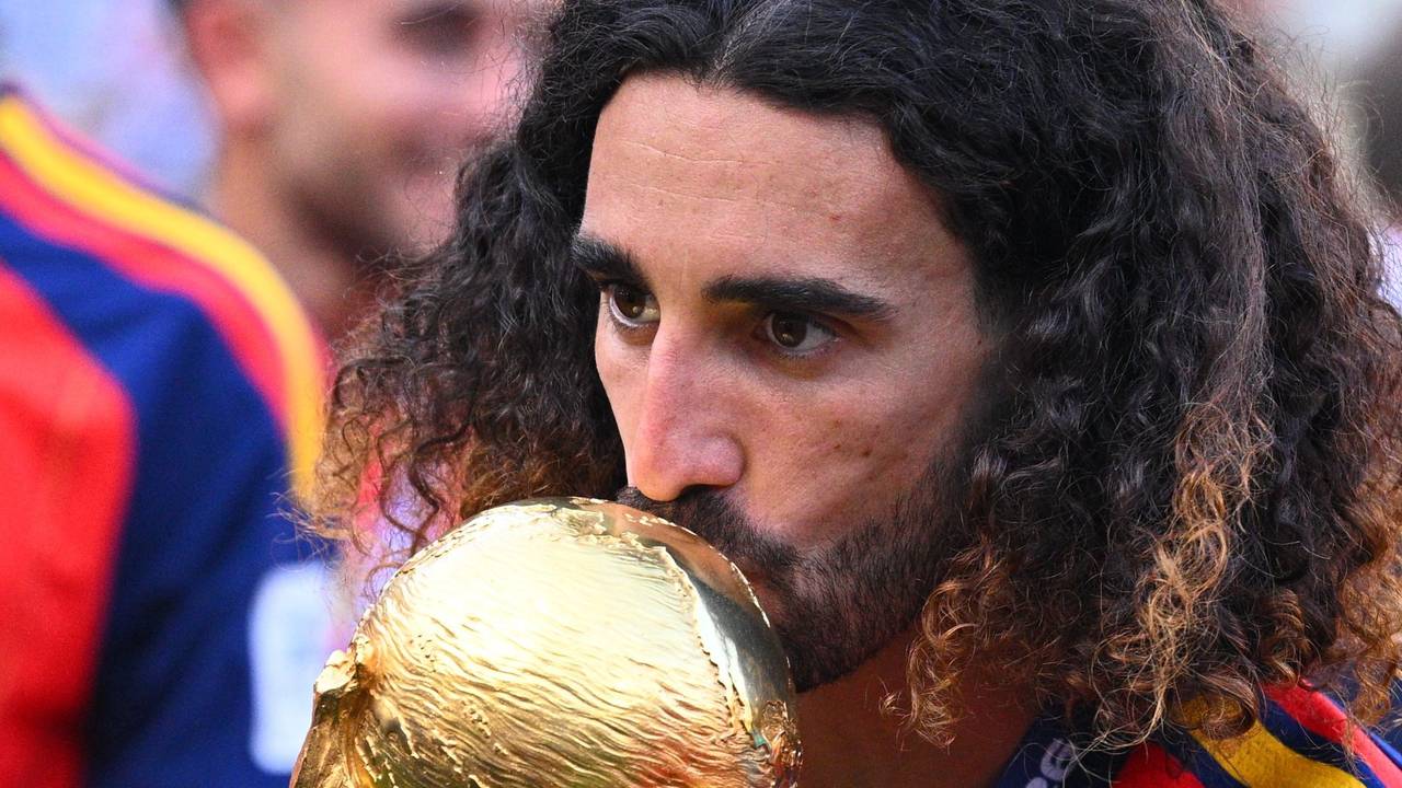 Marc Cucurella (Spanien) küsst den WM-Pokal.
