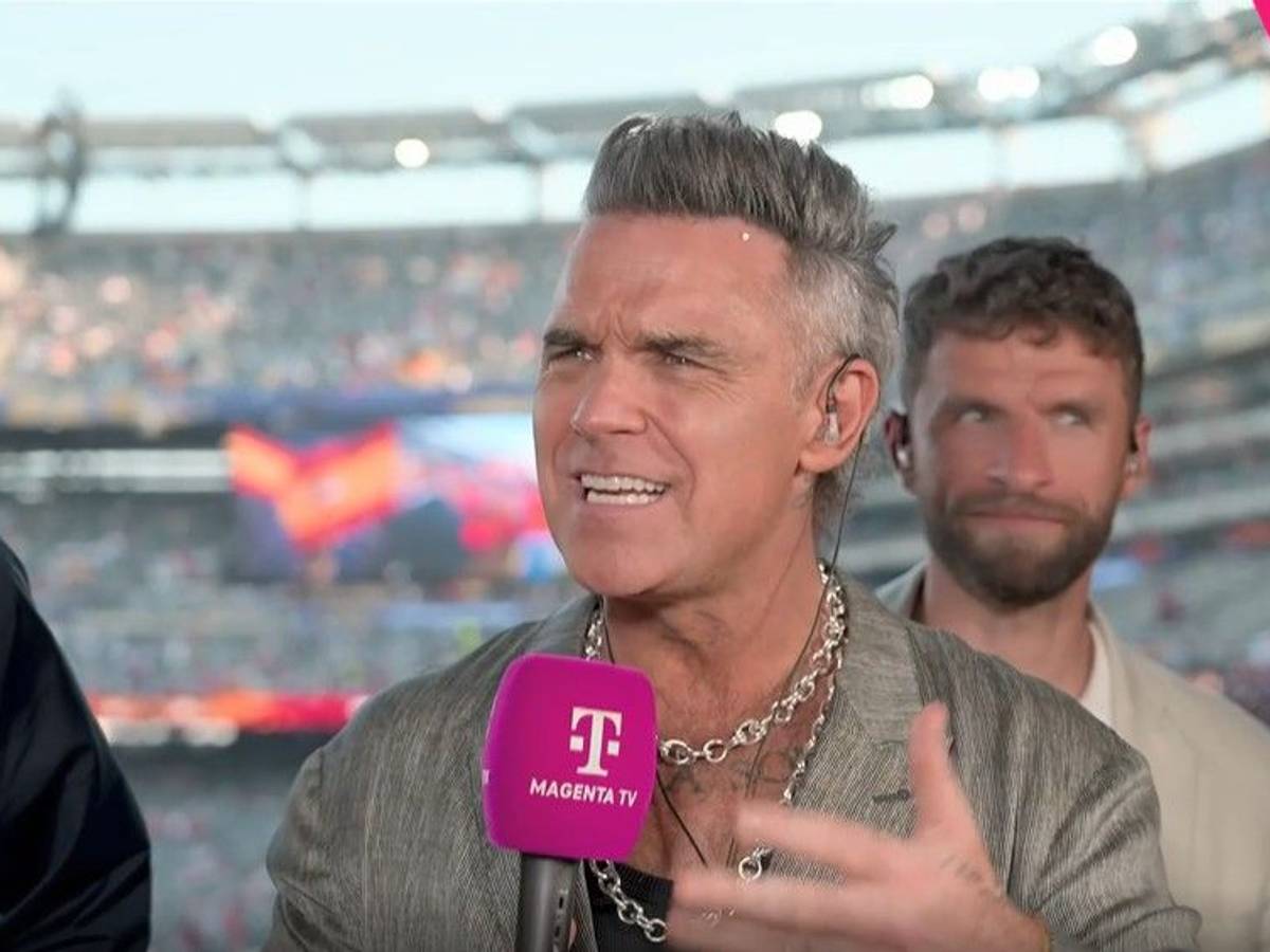 Robbie Williams mit weißem Krümel an der Stirn