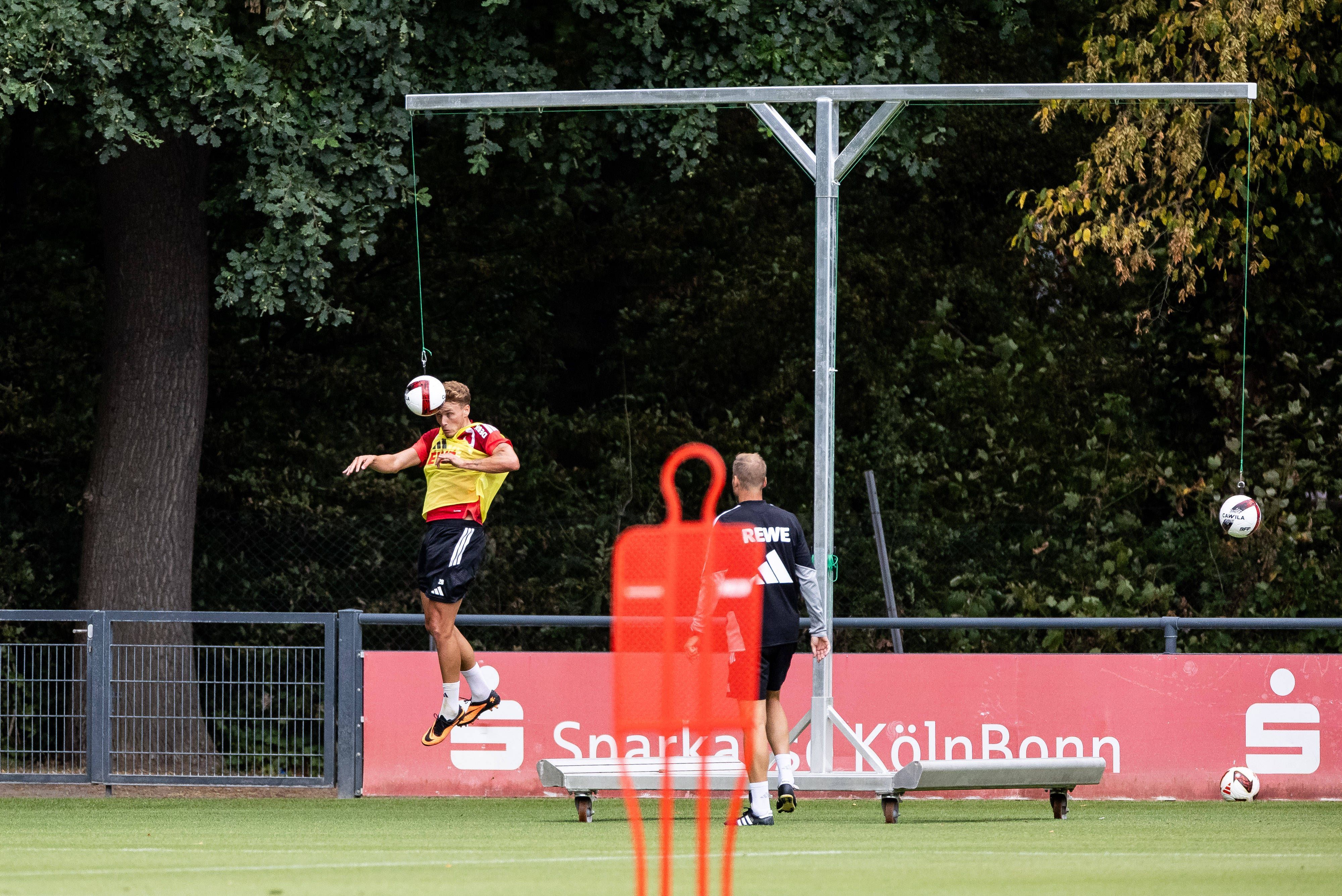 Sebastian Sebulonsen trainierte am Montag, 20. Juli 2026, beim 1. FC Köln mit Co-Trainer Kevin McKenna am Kopfball-Pendel.