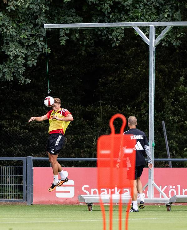 Sebastian Sebulonsen trainierte am Montag, 20. Juli 2026, beim 1. FC Köln mit Co-Trainer Kevin McKenna am Kopfball-Pendel.