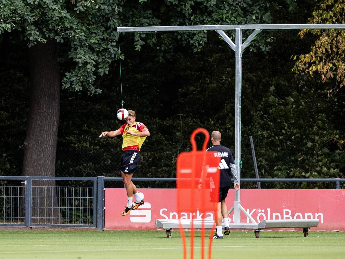 Sebastian Sebulonsen trainierte am Montag, 20. Juli 2026, beim 1. FC Köln mit Co-Trainer Kevin McKenna am Kopfball-Pendel.