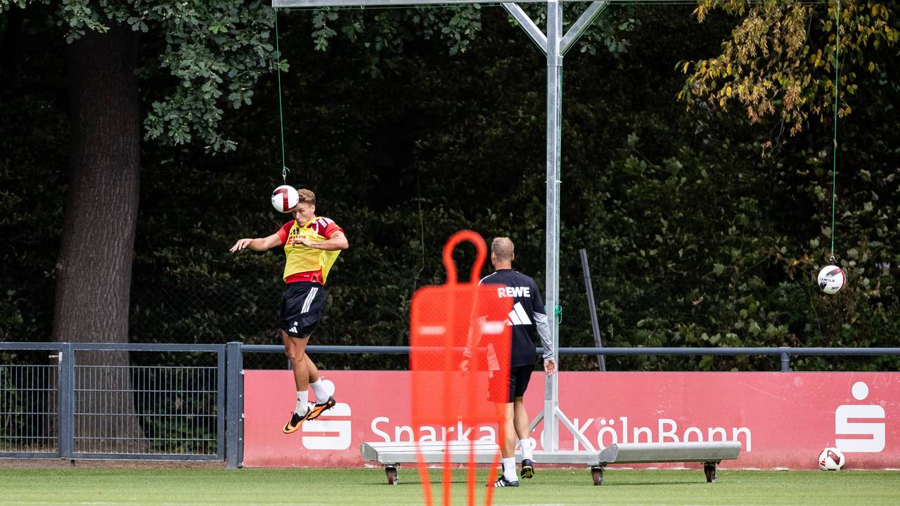 Sebastian Sebulonsen trainierte am Montag, 20. Juli 2026, beim 1. FC Köln mit Co-Trainer Kevin McKenna am Kopfball-Pendel.