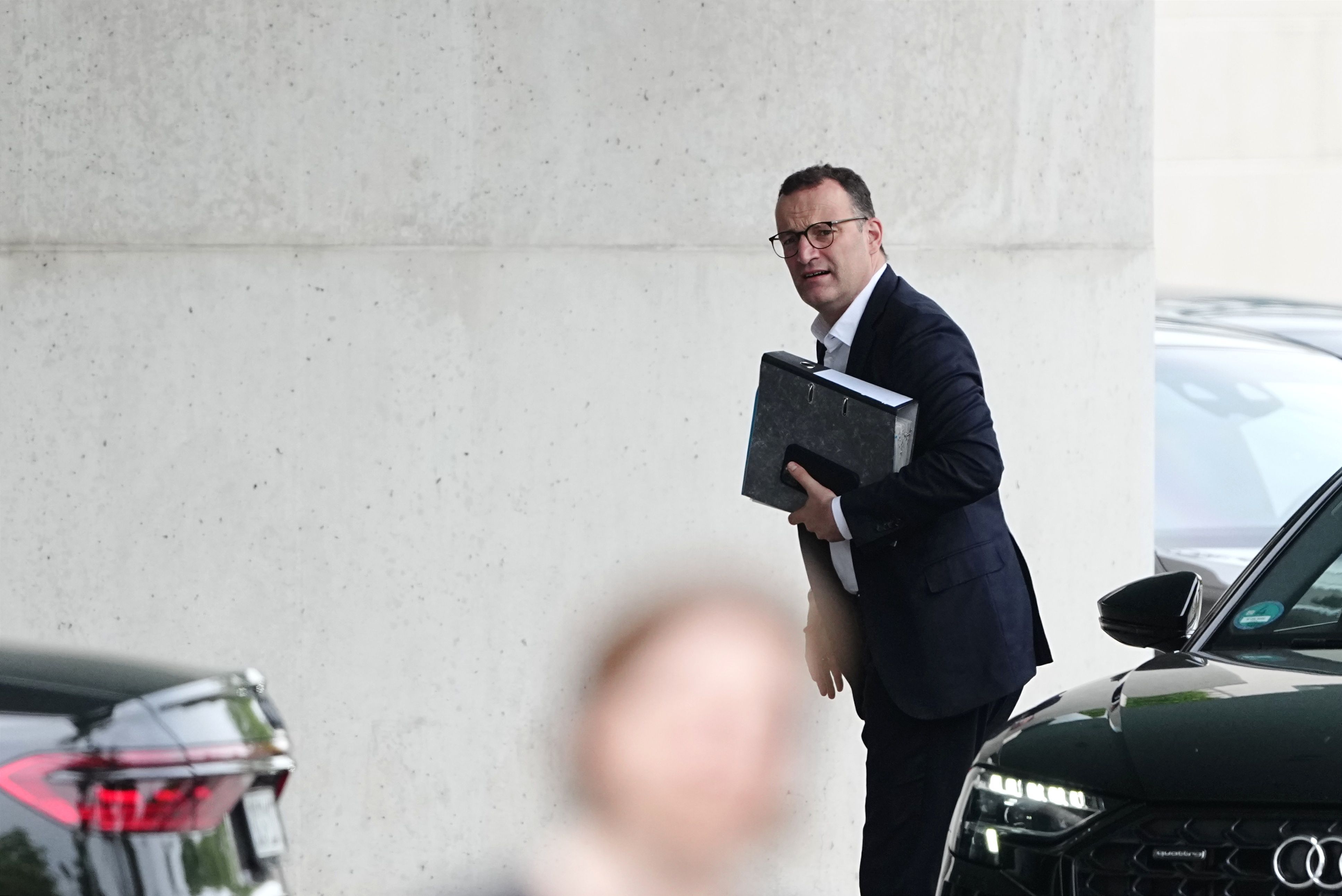 Jens Spahn, Vorsitzender der Unions-Fraktion im Bundestag, kommt am 1. Juli 2026 nach der Sitzung des Bundeskabinetts im Bundeskanzleramt an.