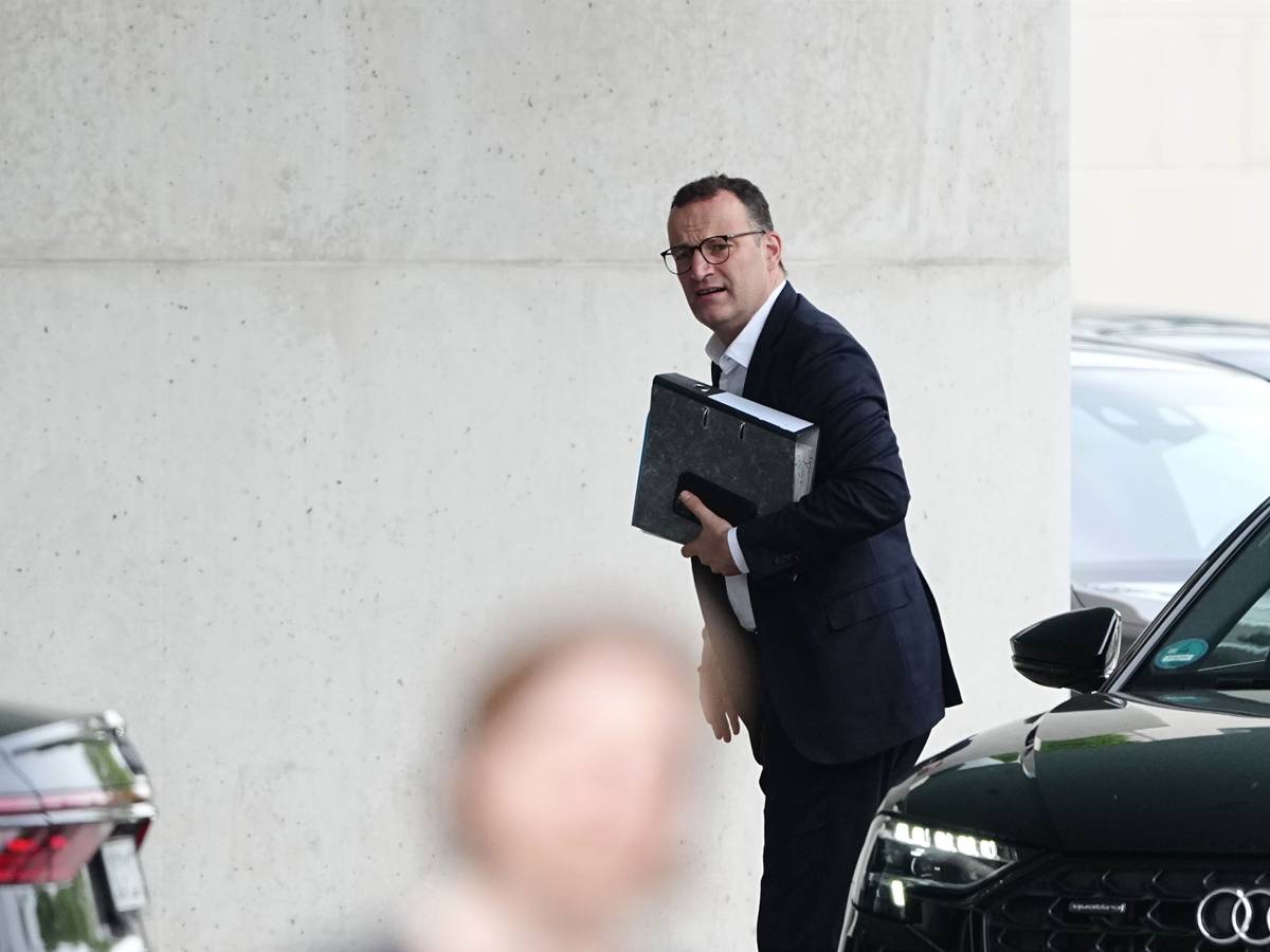 Jens Spahn, Vorsitzender der Unions-Fraktion im Bundestag, kommt am 1. Juli 2026 nach der Sitzung des Bundeskabinetts im Bundeskanzleramt an.