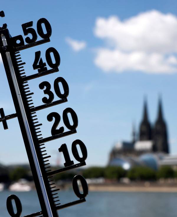 Ein Thermometer zeigt die Temperatur an, im Hintergrund ist der Kölner Dom zu sehen.