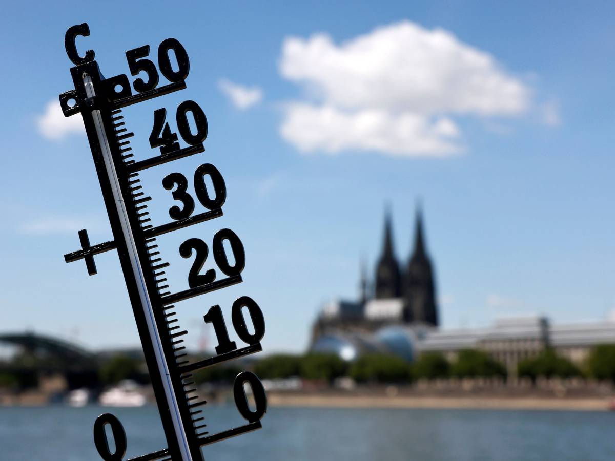 Ein Thermometer zeigt die Temperatur an, im Hintergrund ist der Kölner Dom zu sehen.
