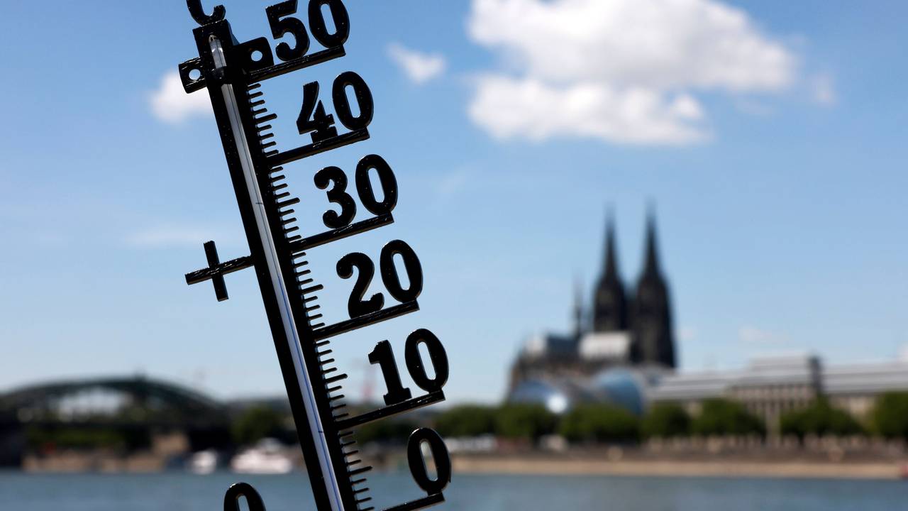 Ein Thermometer zeigt die Temperatur an, im Hintergrund ist der Kölner Dom zu sehen.